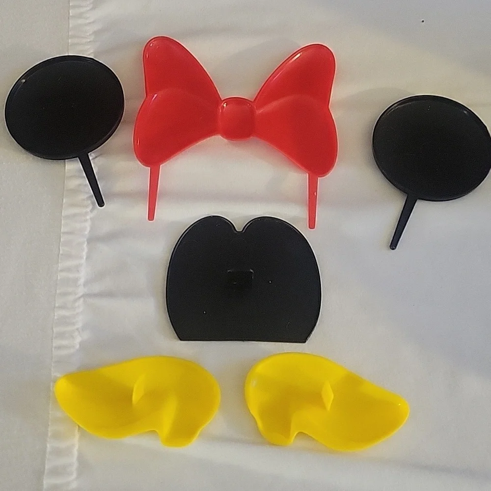 Minnie Mouse Cake topper.